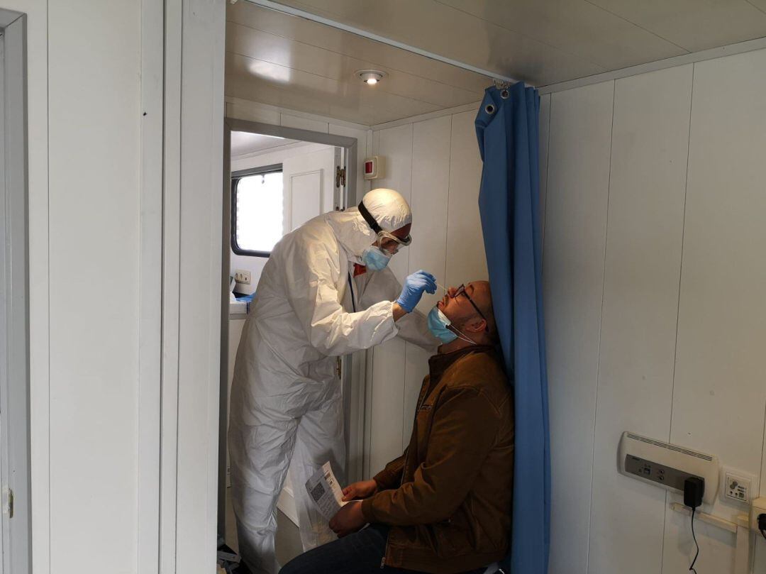 Un profesional sanitario realiza una prueba PCR