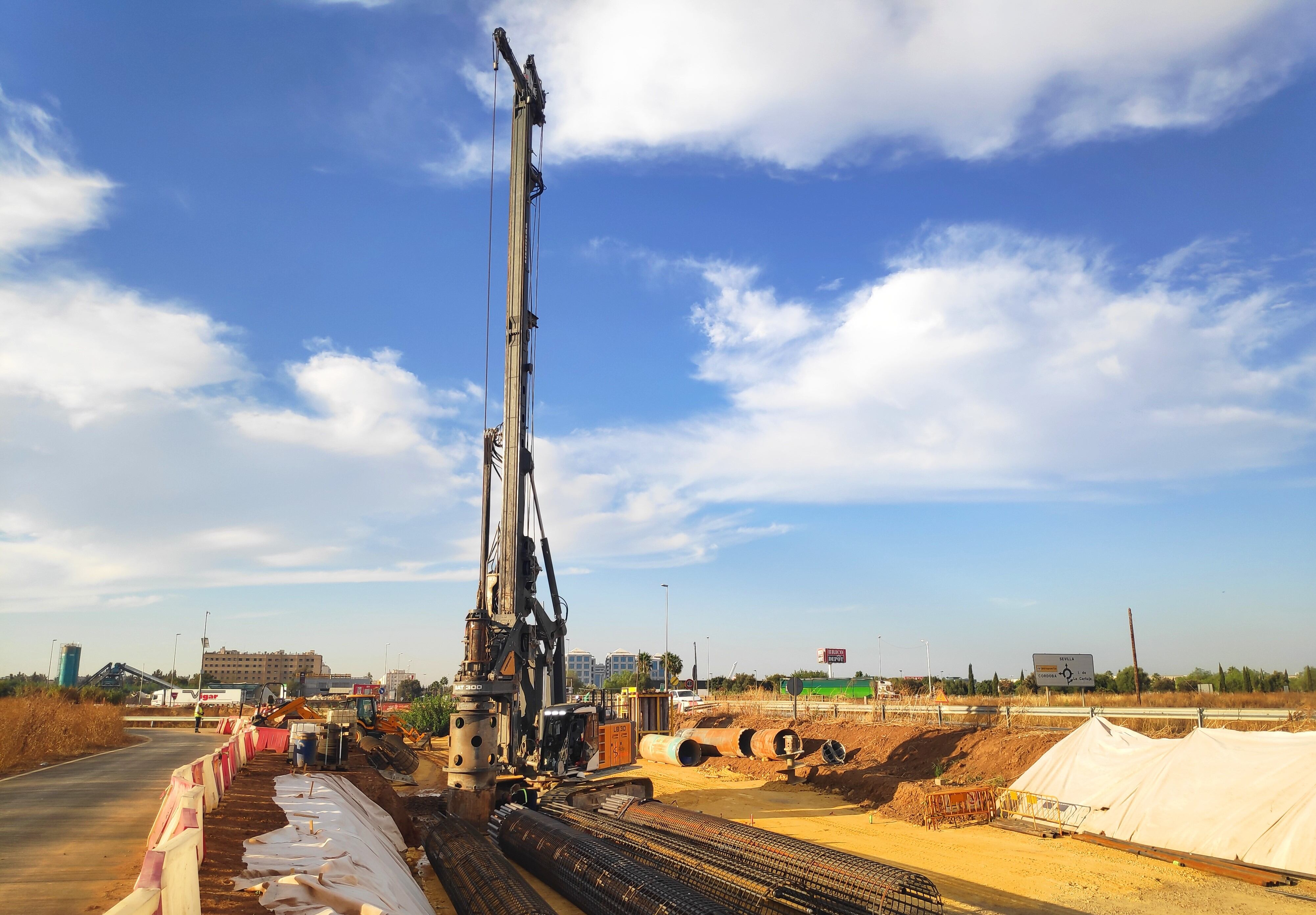 Trabajos para la estructura del viaducto de la Línea 3 Norte del Metro de Sevilla sobre la SE-20.