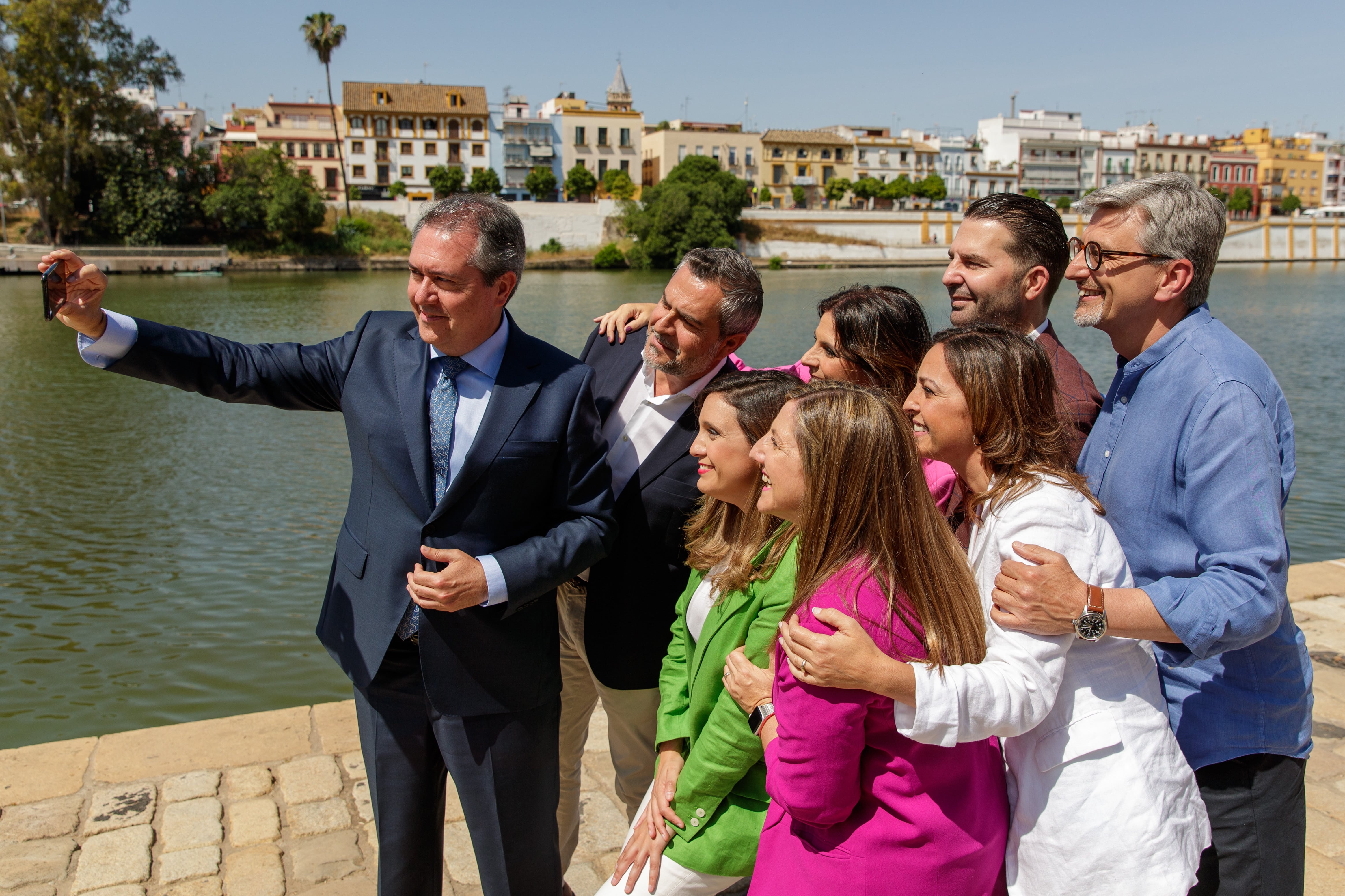 El candidato del PSOE a la presidencia de la Junta de Andalucía, Juan Espadas, presenta su programa junto a parte de su equipo