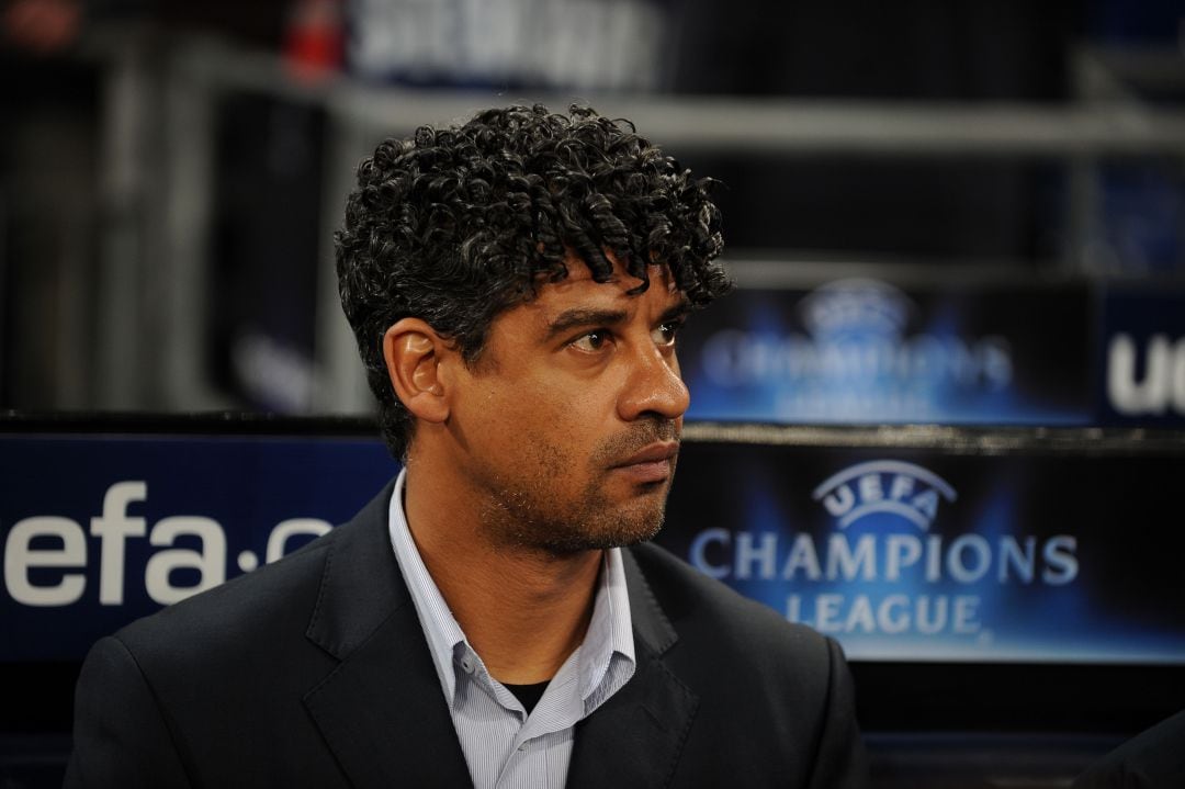 Frank Rijkaard contempla un partido del Barcelona en Champions League