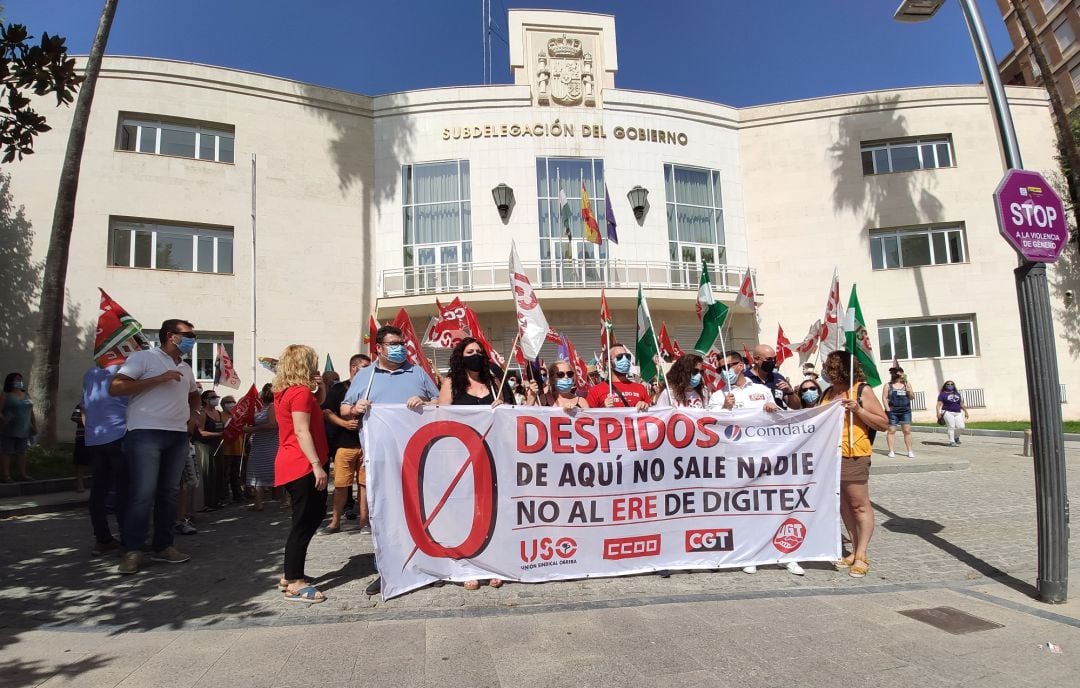 Trabajadores de Comdata se han desplazado hasta Jaén capital para protestar por los despidos que se avecinan en el centro de La Carolina