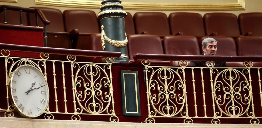 El presidente del Gobierno de Canarias, Fernando Clavijo, asiste al pleno celebrado hoy en el Congreso de los Diputados.