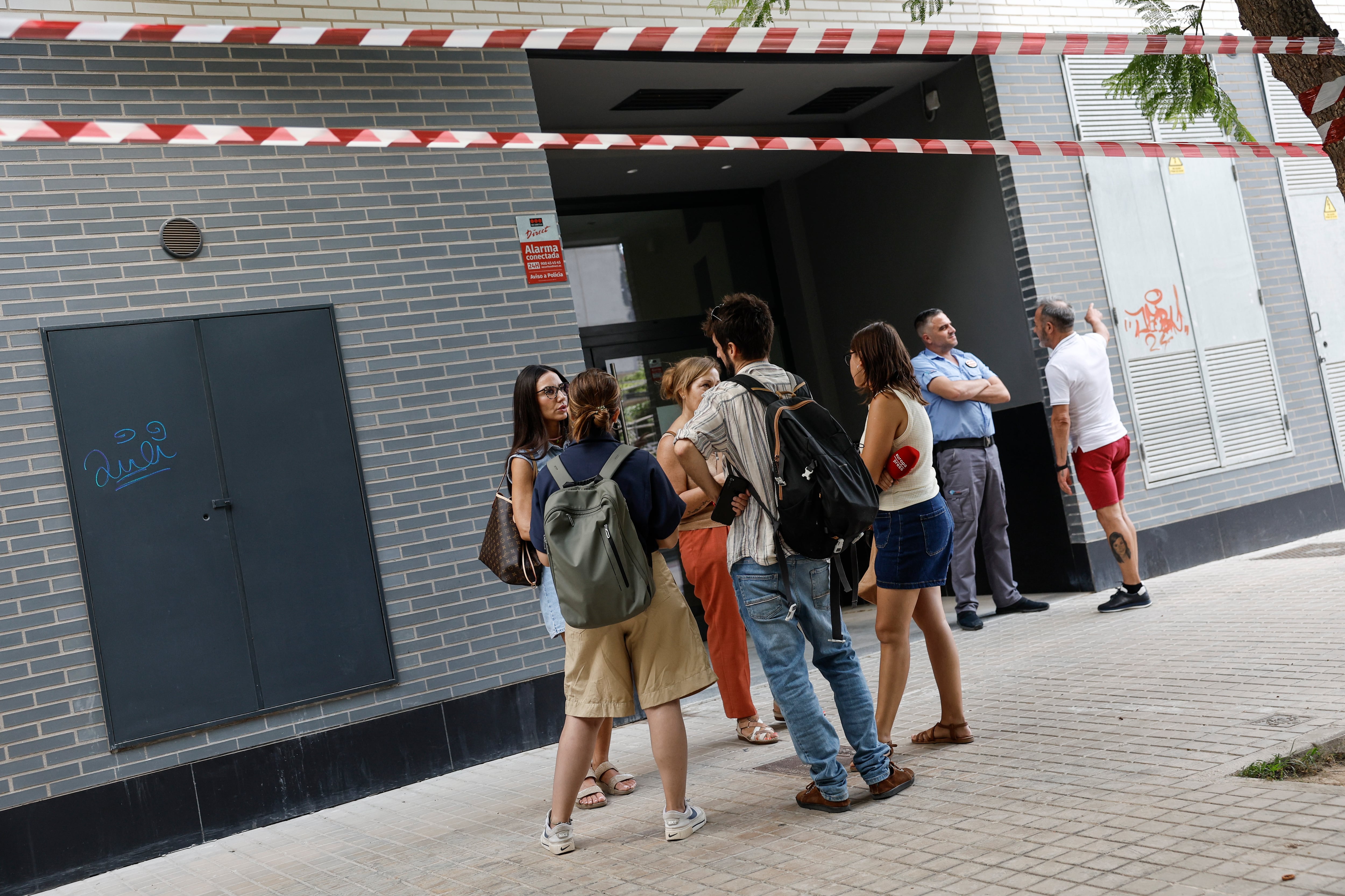 Las familias que quedan de las 99 que se instalaron hace casi 6 meses tras el incendio del edificio residencial del barrio valenciano de Campanar en un edificio municipal de viviendas sociales en el barrio de Safranar tienen que abandonar este lunes el inmueble, tras haberse ampliado el plazo inicial y haberlo hecho coincidir con el de la solicitud de ayudas al alquiler ofrecidas por la Generalitat.