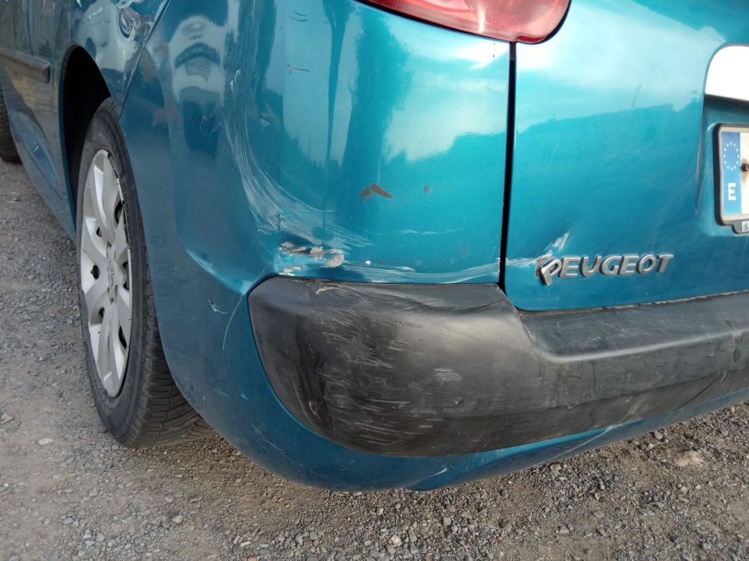 Estado del coche corneado por la vaca en La Higuera