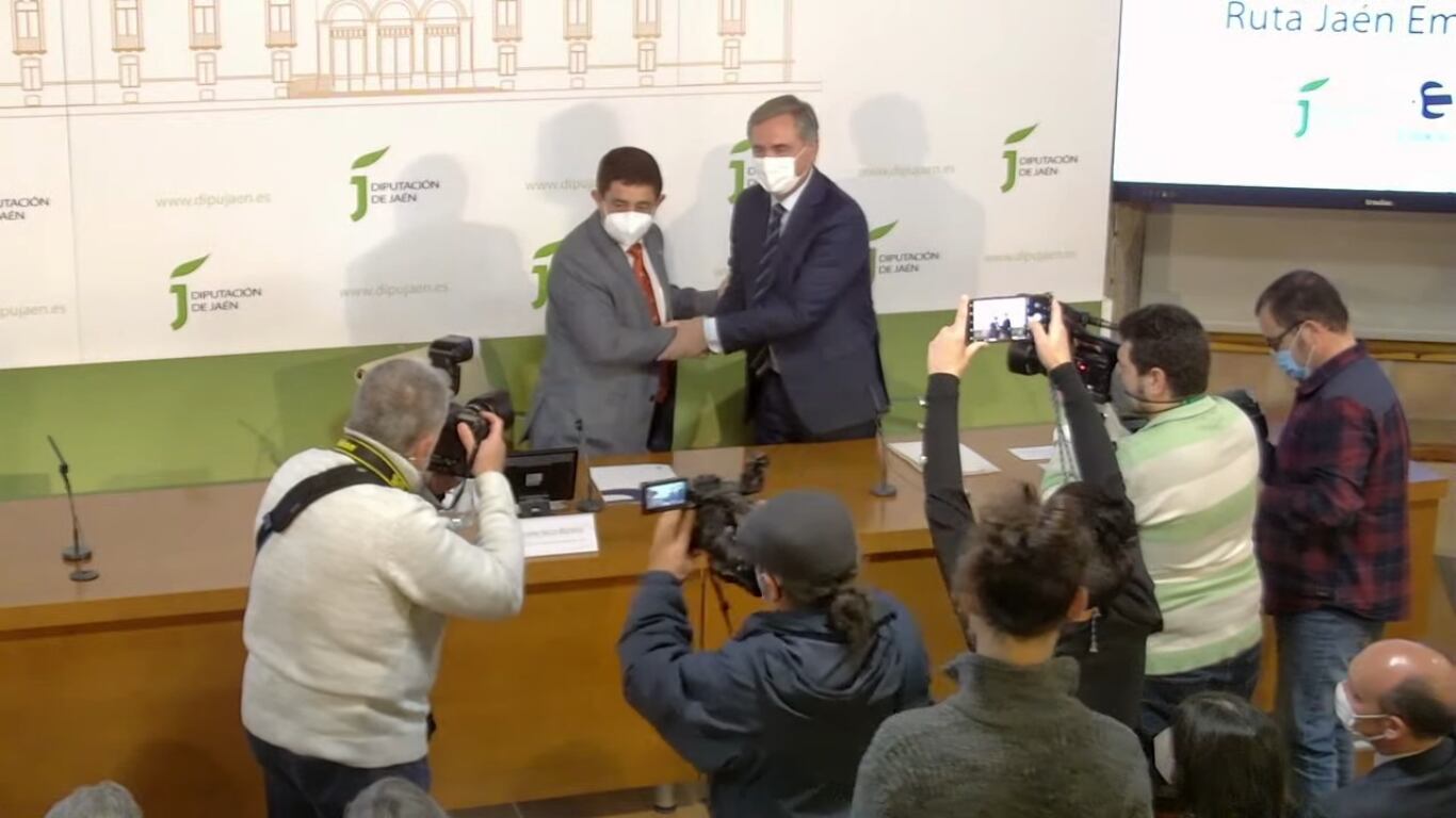 Francisco Reyes y Cristóbal Valderas firman un acuerdo de colaboración.