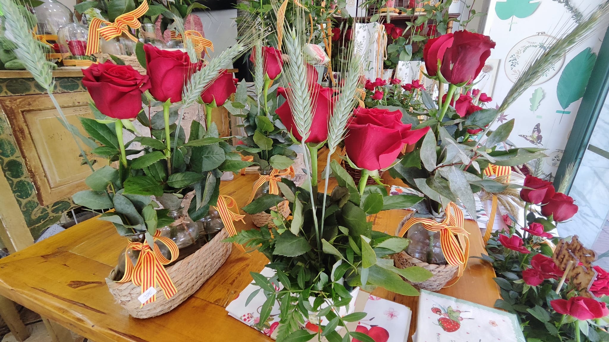 Roses amb aigua i cistell per conservar, a la Floristeria Arroyo. La roja és la que predomina a les floristeries lleidatanes. Foto: Ràdio Lleida.