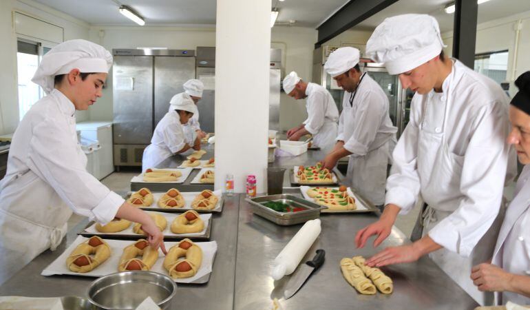 Pla general de l&#039;IObrador de l&#039;Escola d&#039;Hoteleria de les Terres de l&#039;Ebre amb els alumnes i professors elaborant mones tradicionals de rosca i ous durs.