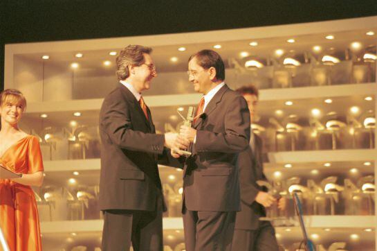 Iñaki Gabilondo entrega a Carlos Llamas el Premio Ondas en 1998.