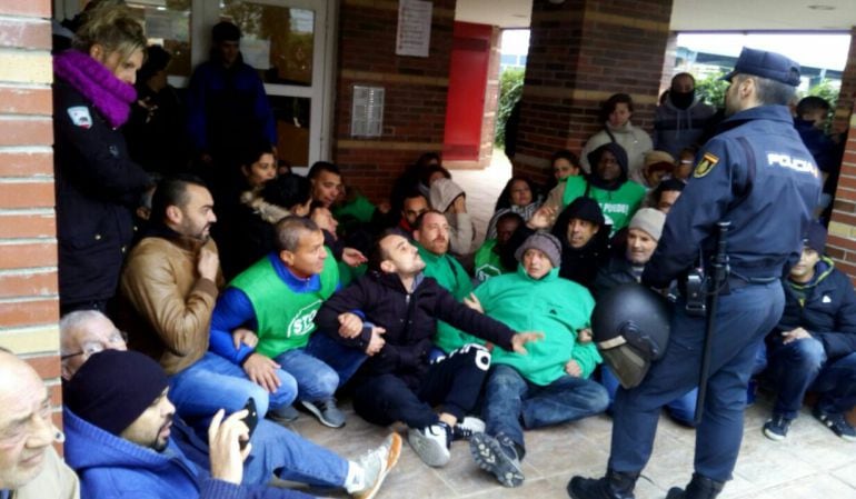 Casi un centenar de personas se han concentrado a la puerta de la vivienda