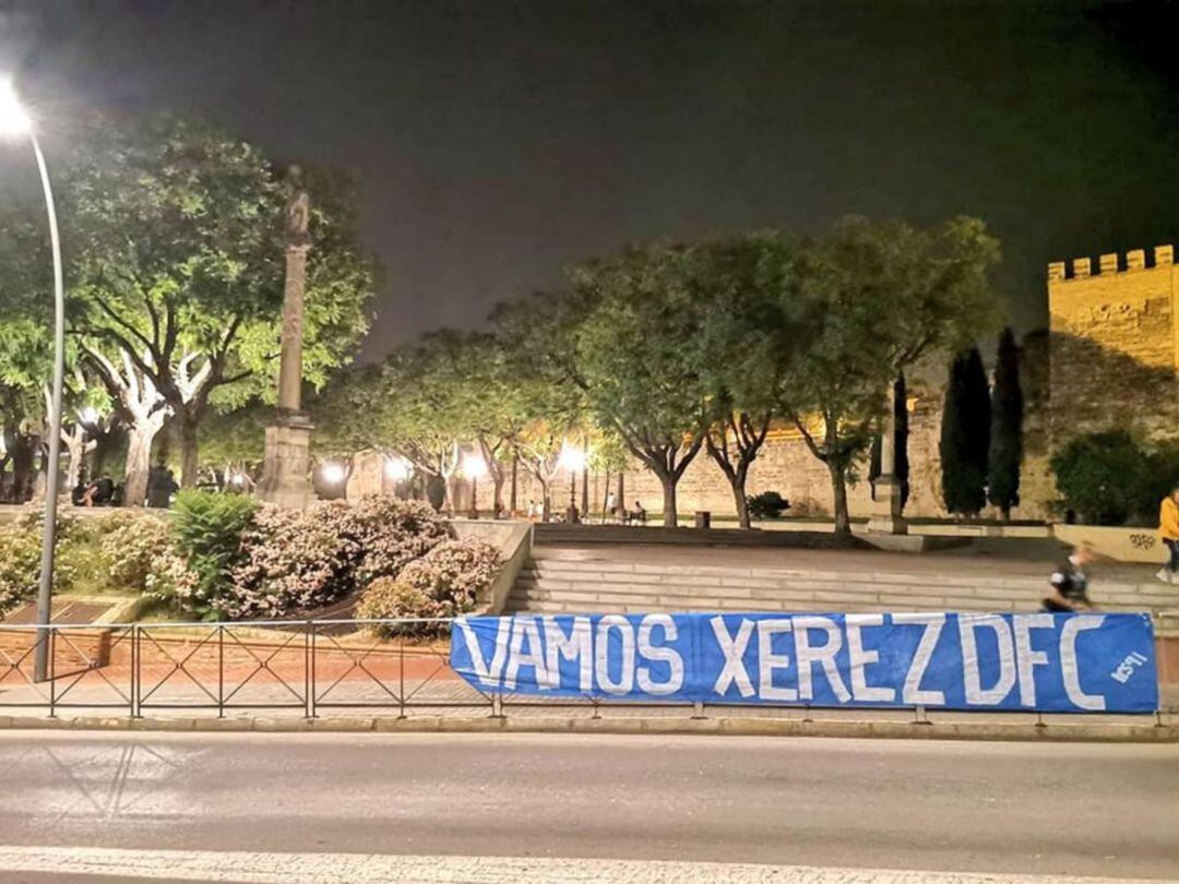 Pancarta de apoyo a Xerez DFC en la Alameda Vieja