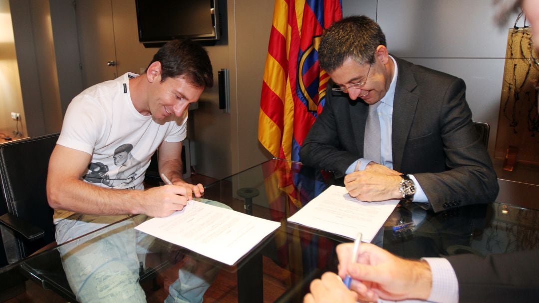 Messi y Bartomeu firman el contrato