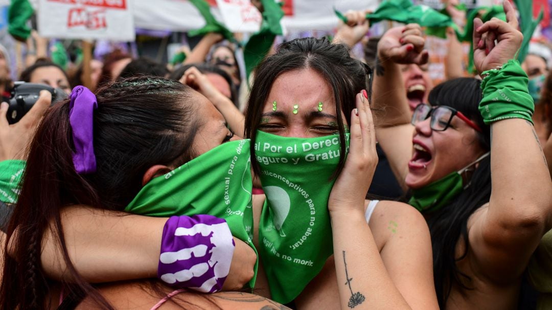 Manifestantes celebraban la victoria del proyecto de ley en el Congreso el 11 de diciembre