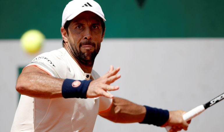 El tenista español Fernando Verdasco, ante el argentino Guido Andreozzi en Roland Garros.