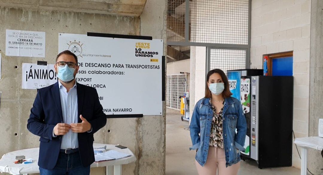 Diego José Mateos, alcalde de Lorca, junto a la concejala de Transporte, Irene Jódar