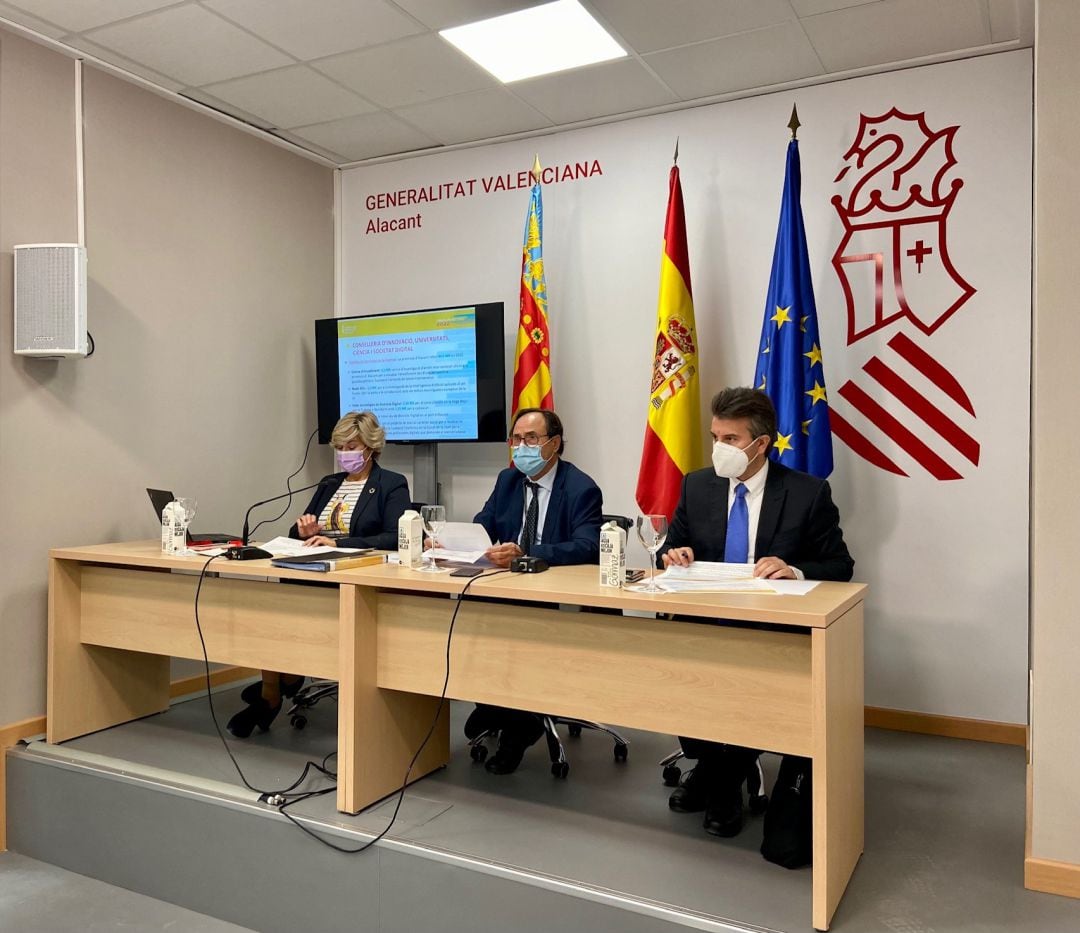 El conseller de Hacienda, Vicent Soler (c), en la presentación de los presupuestos de la Generalitat para la provincia, en la sede del Consell.