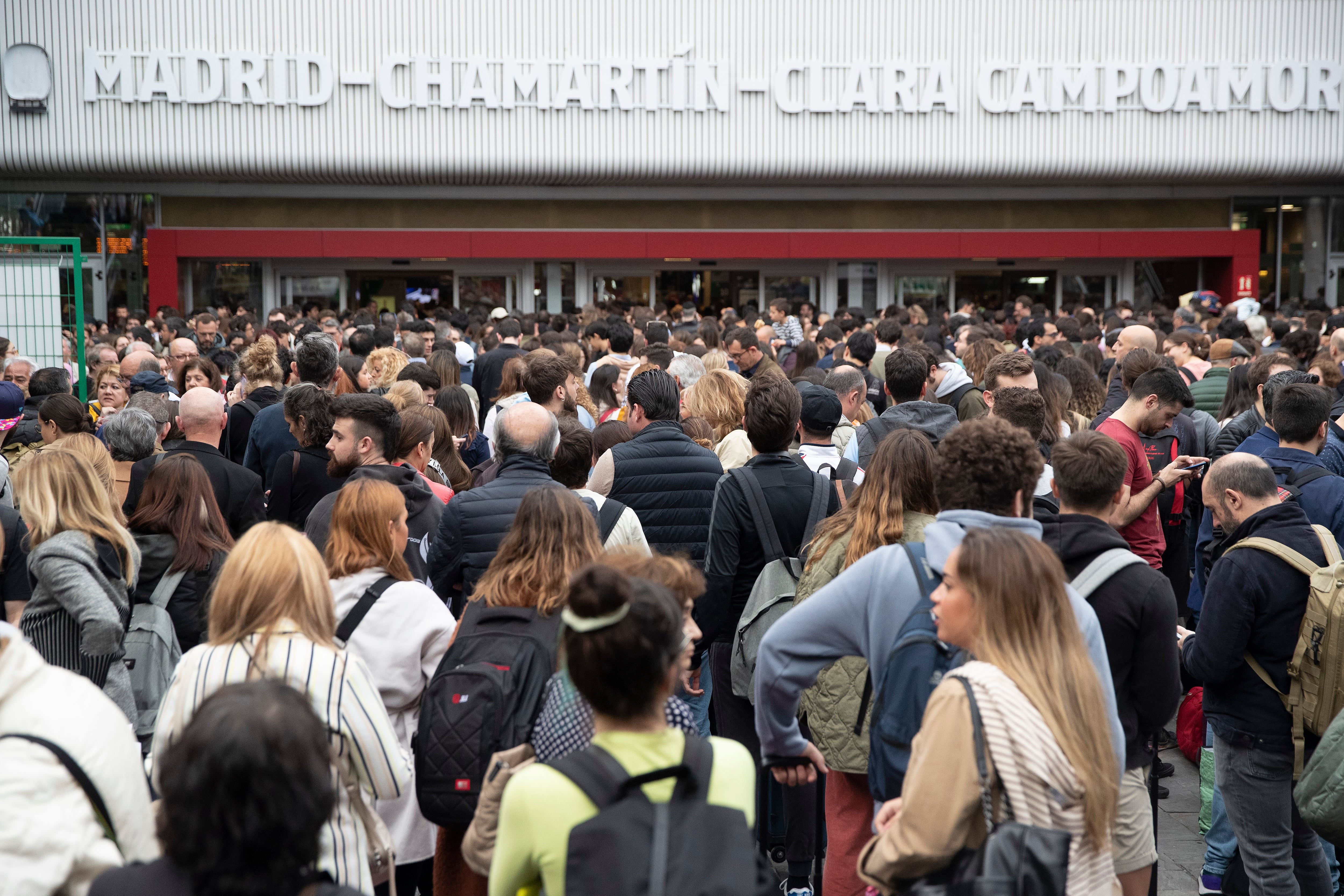 El caos se ha desatado en la madrileña estación de Chamartín hoy viernes en pleno arranque de Semana Santa