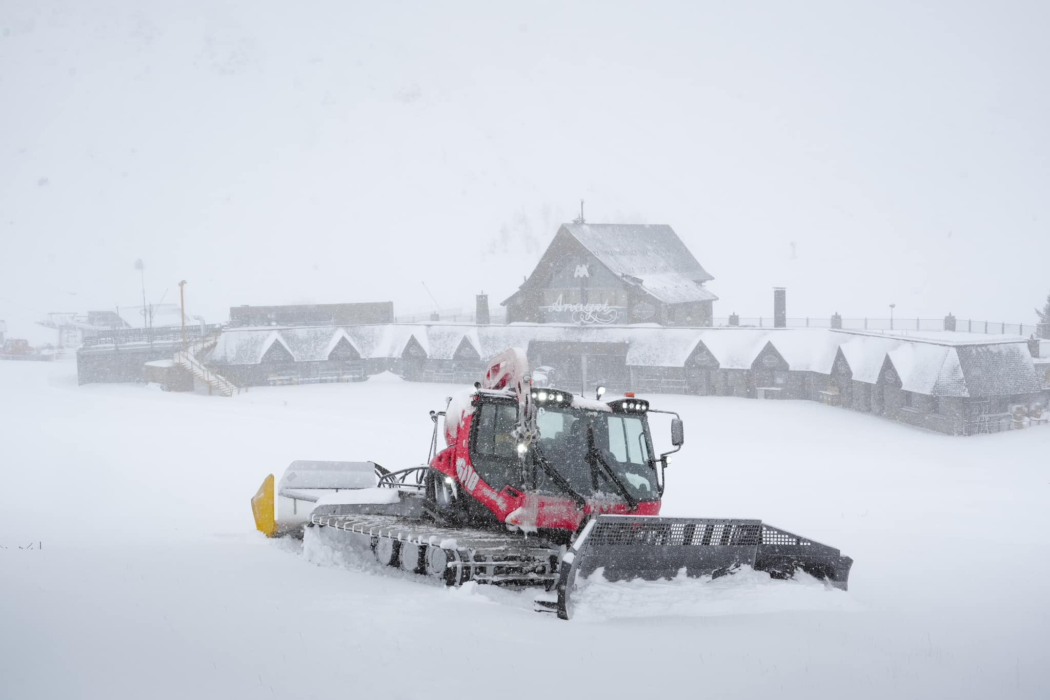 Máquina trabajando este fin de semana en Aramon- Formigal