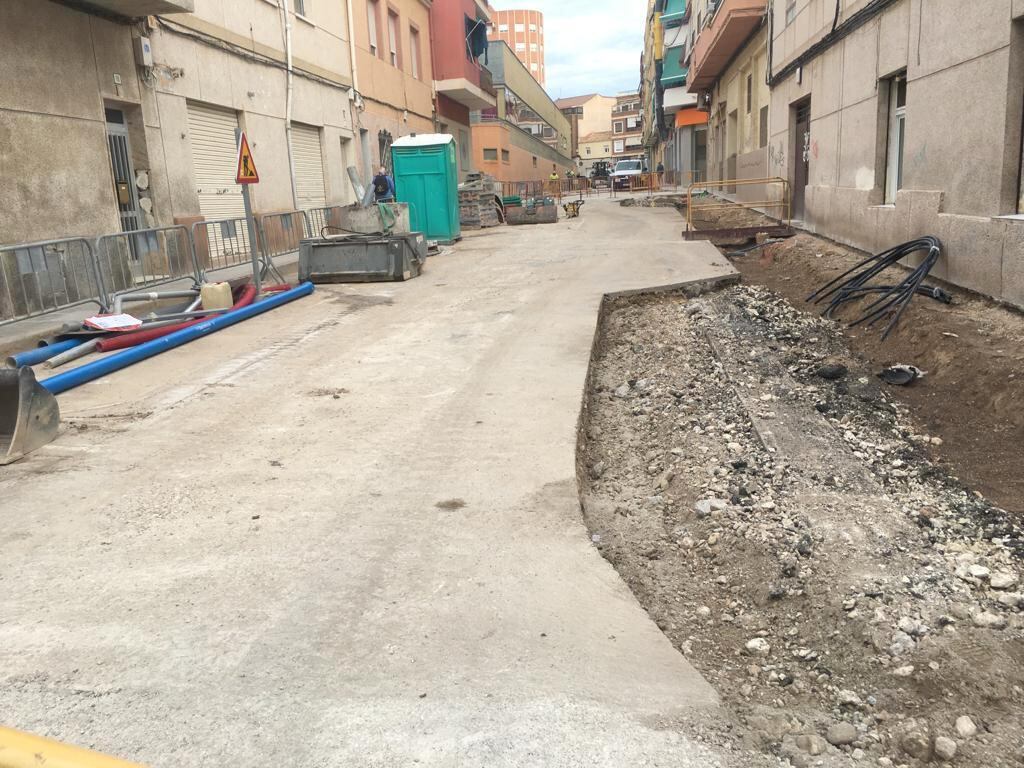 Una de las calles donde se está realizando la actuación en la zona de La Ficia de Elda