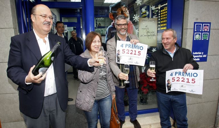 Una de las agraciadas celebra el cuarto premio, con el número 52215, del sorteo extraordinario de Lotería de Navidad, vendido en la administración nº1 de San Vicente.