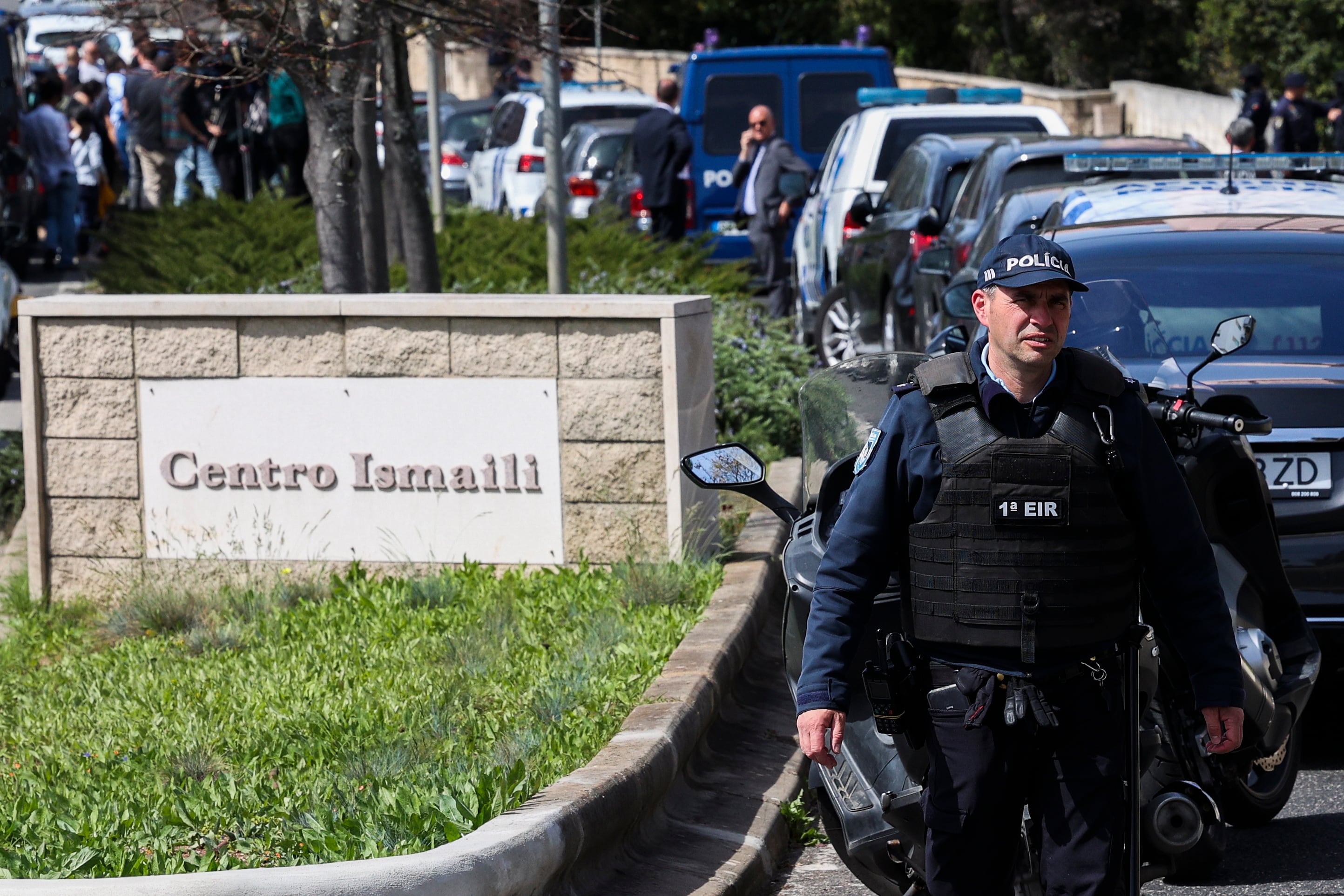 Dos mujeres portuguesas murieron hoy en el ataque a un centro ismaelí de Lisboa perpetrado por un hombre armado con un cuchillo que fue reducido por disparos de la policía, según fuentes oficiales.