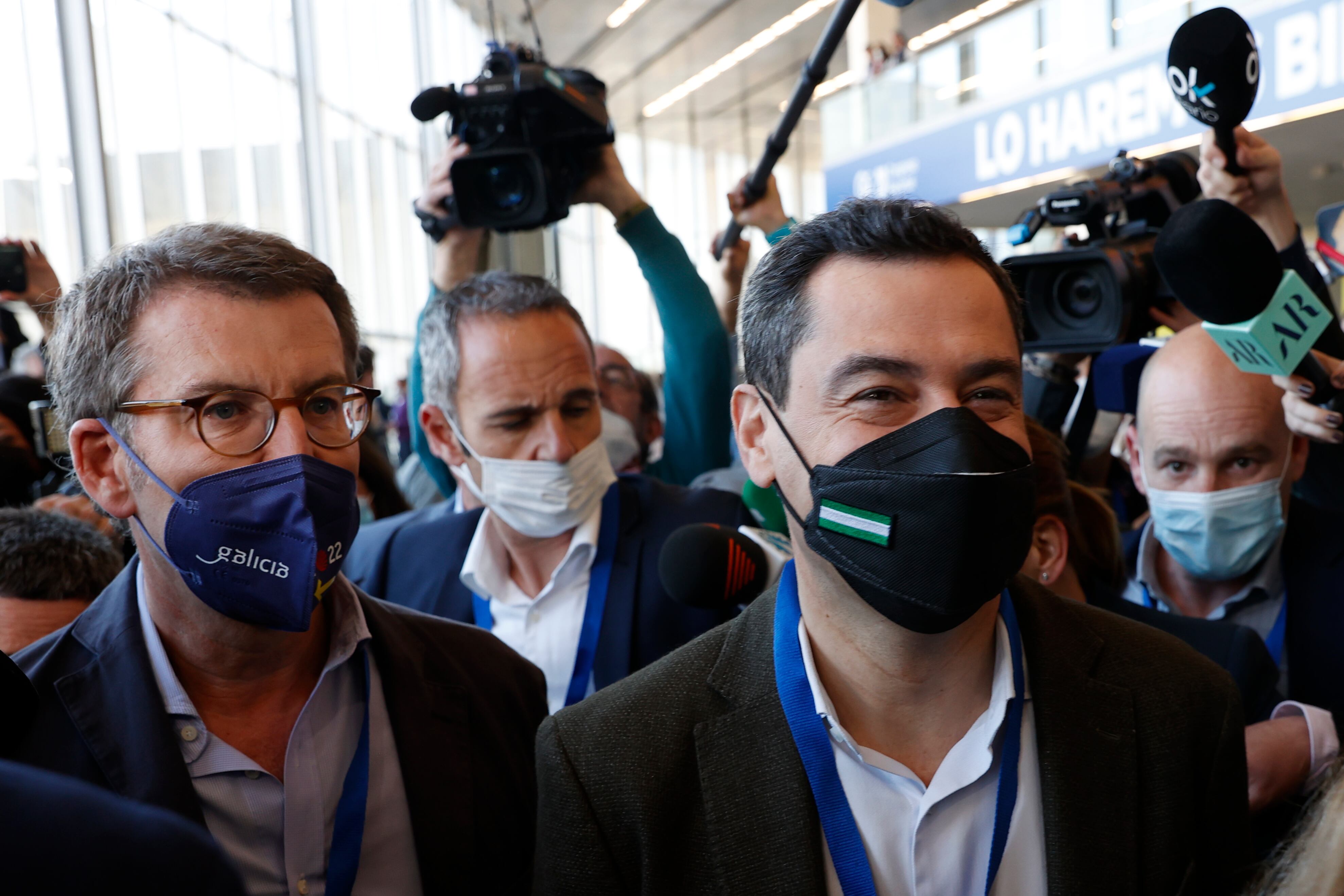 El presidente de la Junta, Juan Manuel Moreno, junto al presidente del PP, Alberto Núñez Feijoo.