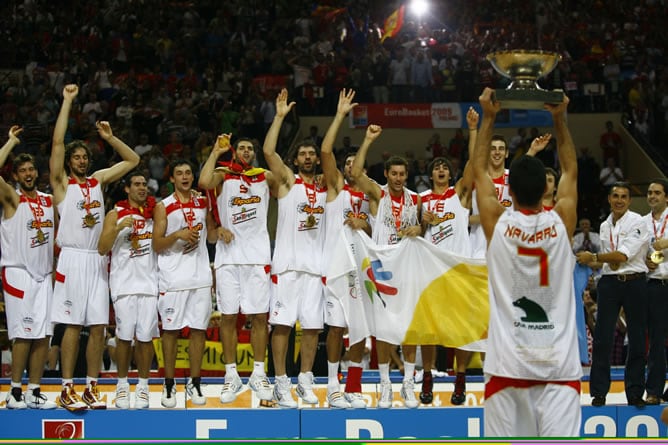 Juan Carlos Navarro levanta el trofeo que nos acredita como campeones de Europa