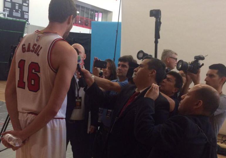 Pau Gasol atiende a los medios en el día de puertas abiertas de los Bulls.