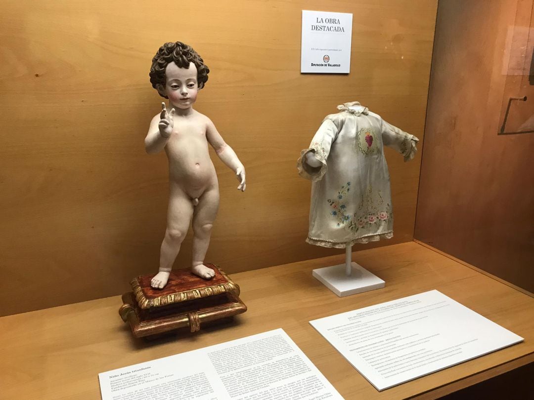 Niño Jesús Triunfante y ajuar textil que se expone en el Museo de las Ferias