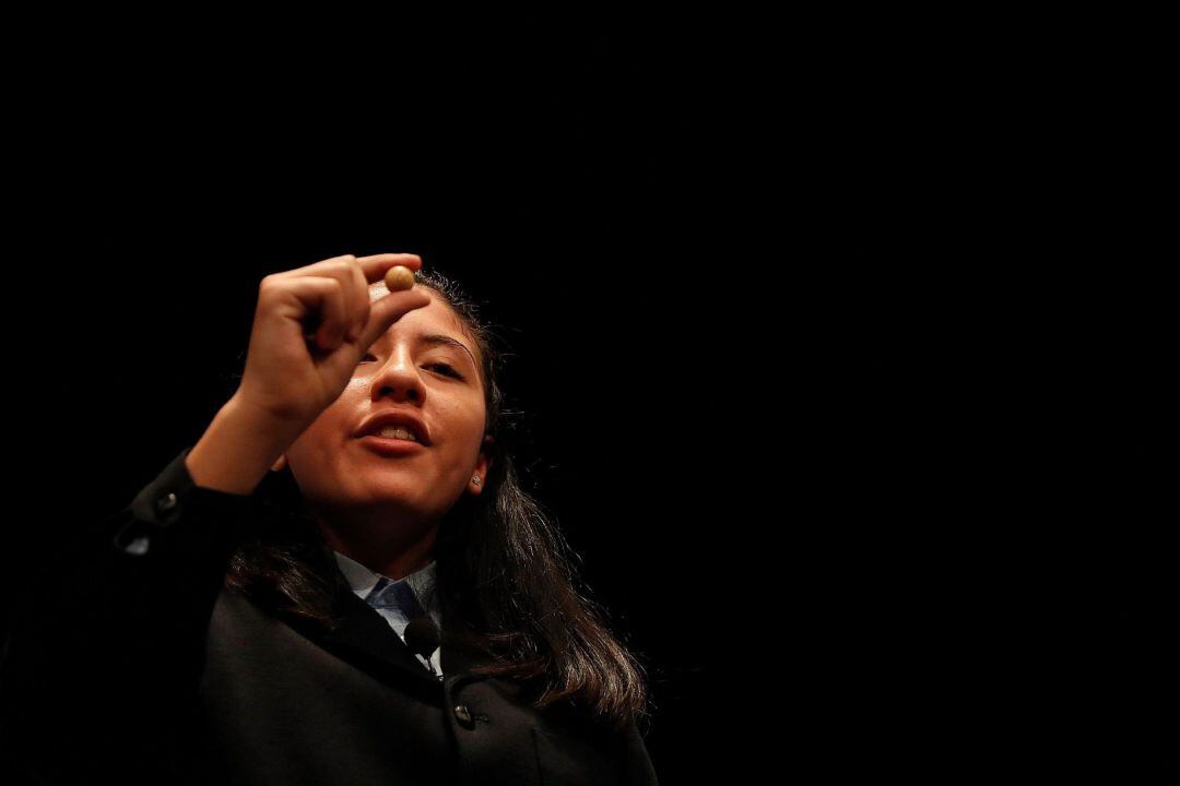 La niña del colegio de San ildefonso Yanisse Alexandra Soto muestra la bola con el número 66.212 que ha sido agraciado con uno de los quintos premios del Sorteo Extraordinario de la Lotería de Navidad que se celebra este domingo en el Teatro Real, en Madrid. EFE - J.J. Guillén