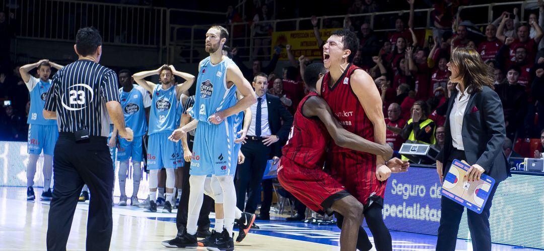 Pako Cruz celebra junto a Maurice Kemp y Anna Montañana el triple desde su campo que llevó el partido a su segunda prórroga mientras los jugadores del Breogán se lamentan en segundo plano.