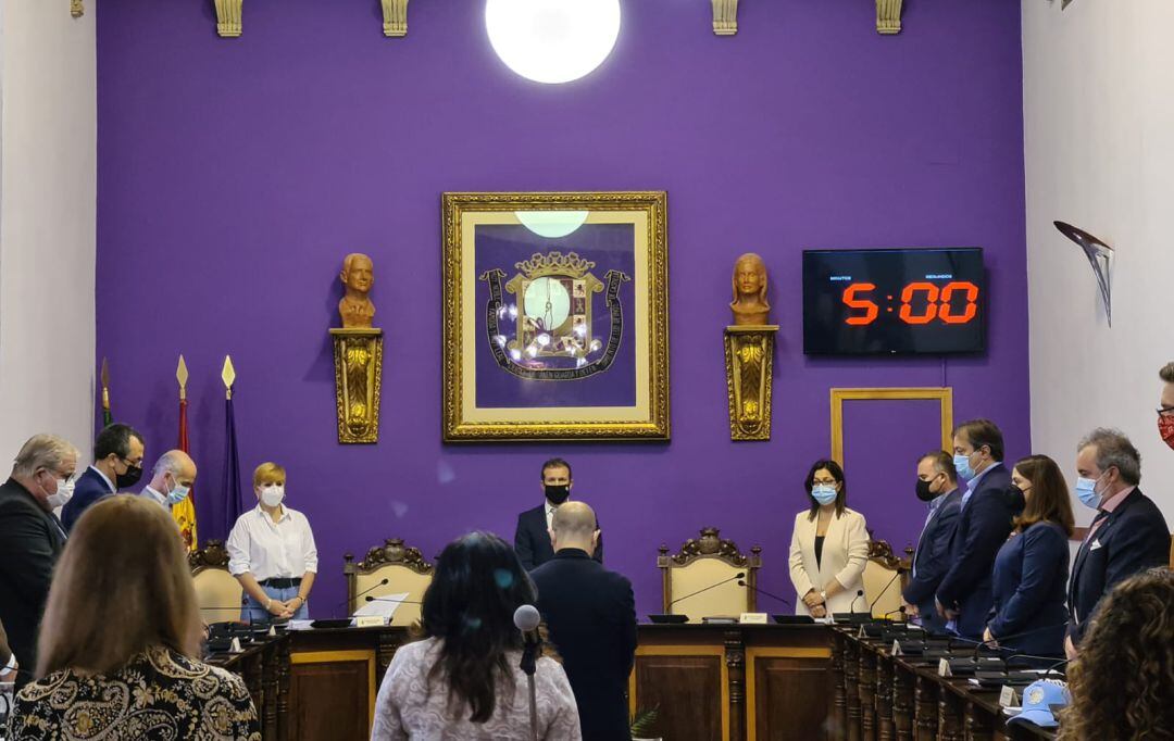 El pleno municipal de este lunes en el Ayuntamiento de Jaén comenzaba con un minuto de silencio en homenaje al antiguo edil socialista, fallecido recientemente, Eduardo Castro