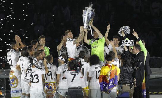 Casillas, como en Lisboa, levanta la copa con todos sus compañeros.