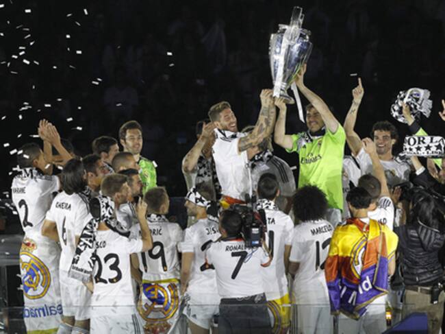 Casillas, como en Lisboa, levanta la copa con todos sus compañeros.