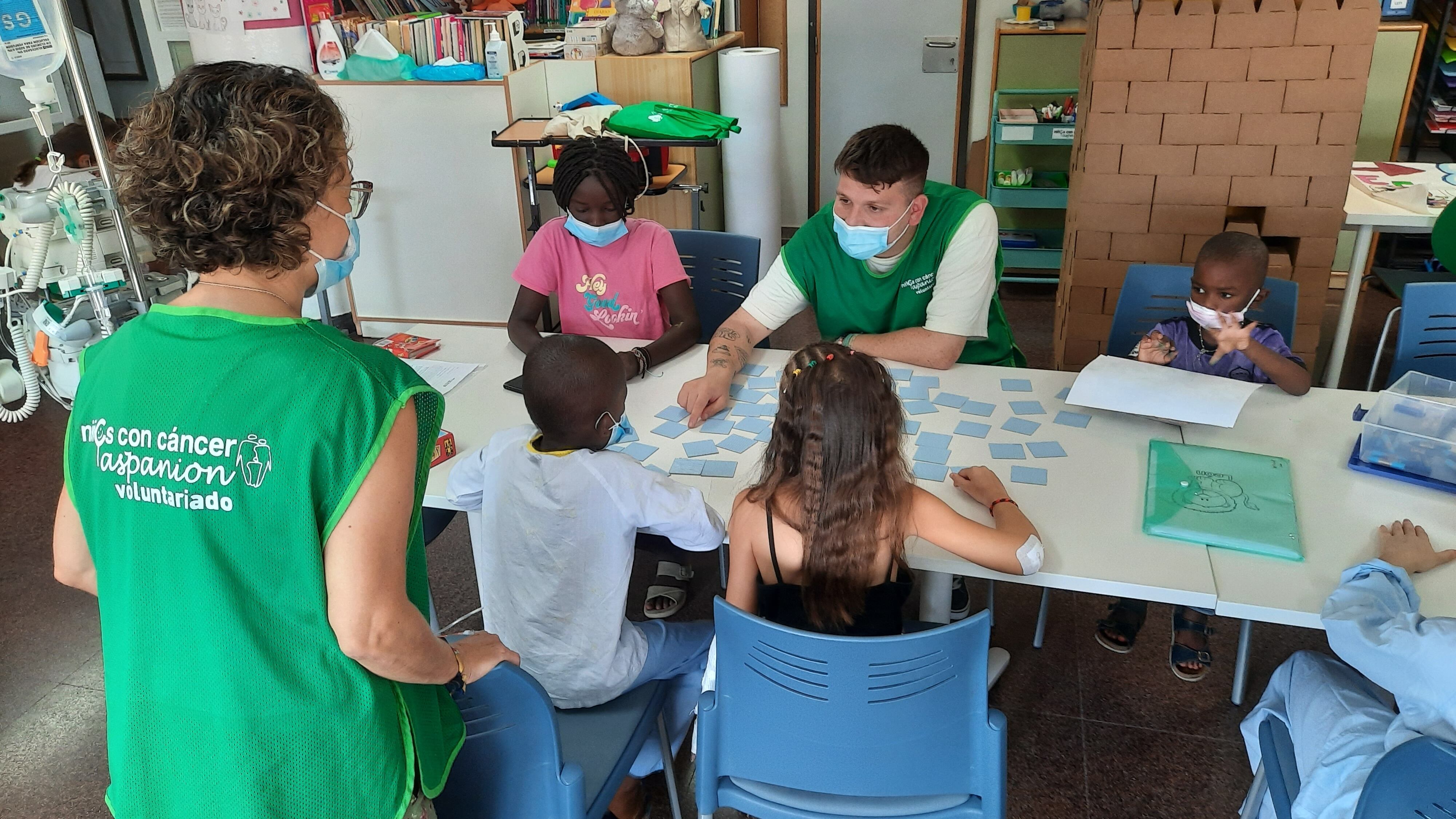 Voluntarios de ASPANION junto a los niños ingresados en el Hospital General Doctor Balmis, en la Escuela Hospitalaria de Verano