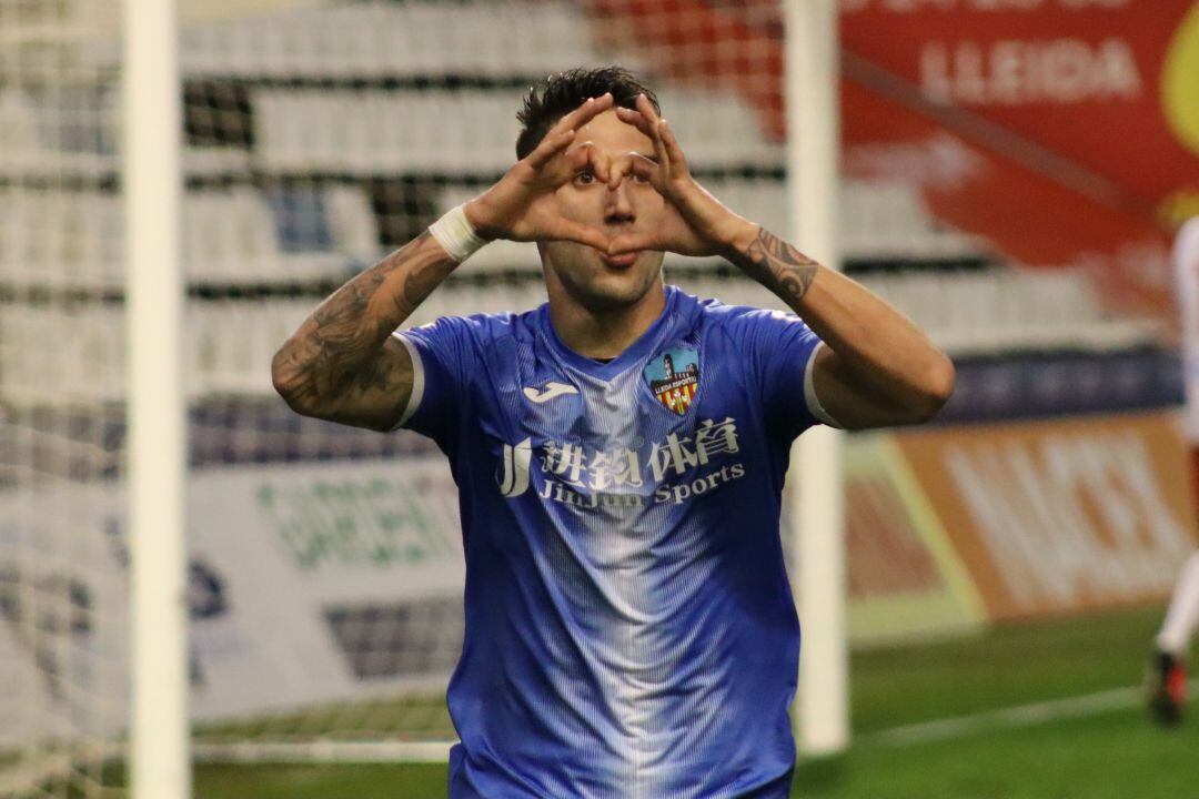 Raúl González, festejando un gol