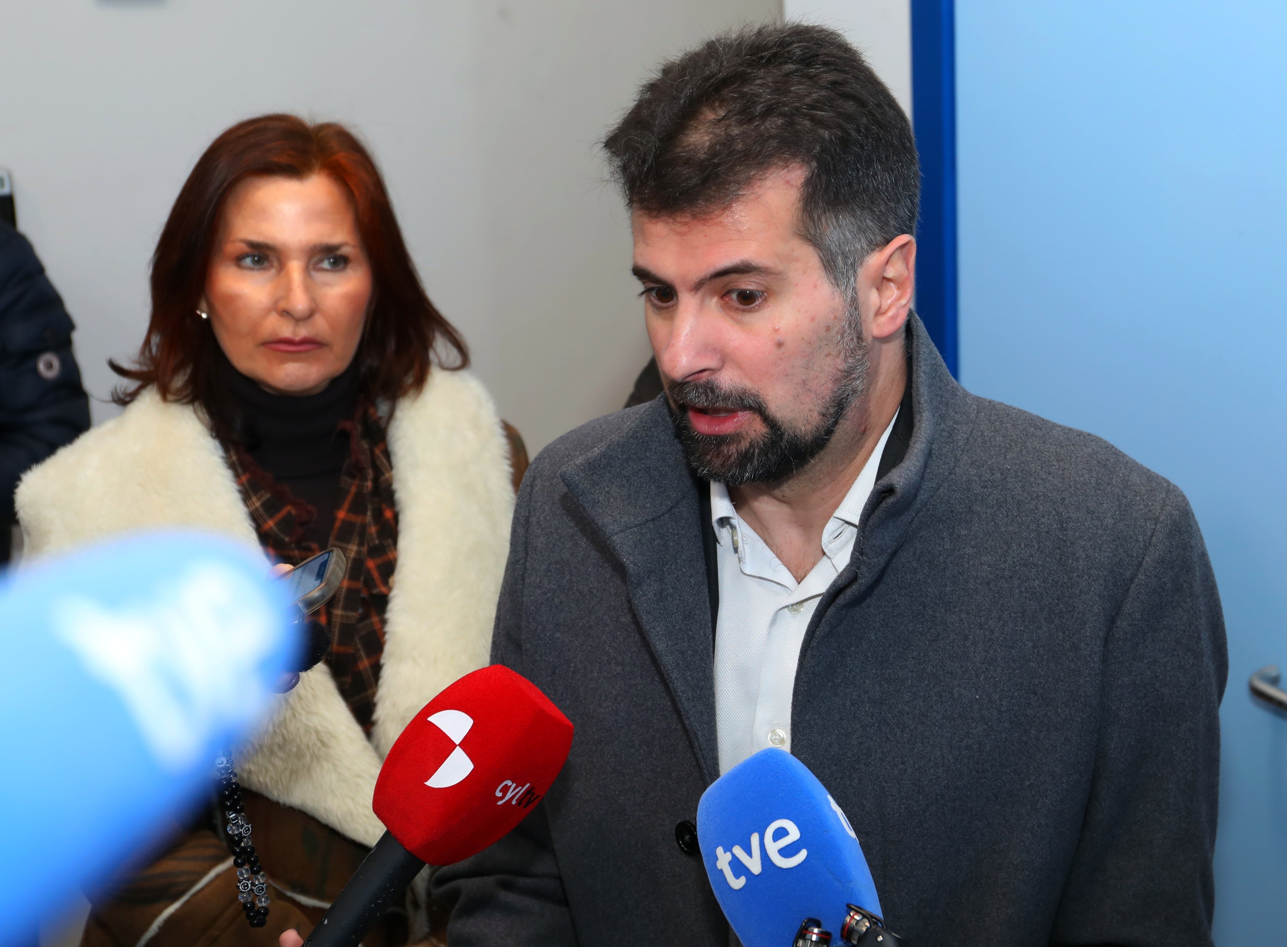 El secretario general del PSOECyL, Luis Tudanca, visita la fábrica de Quesos Cerrato de Baltanás (Palencia). Le acompañan la diputada nacional por Palencia y secretaria de Educación del PSOE, Mariluz Martínez Seijo, y la senadora por Palencia, Rosa Aldea, así como el gerente César Reales; y el presidente de Agropal, Cipriano Rodríguez