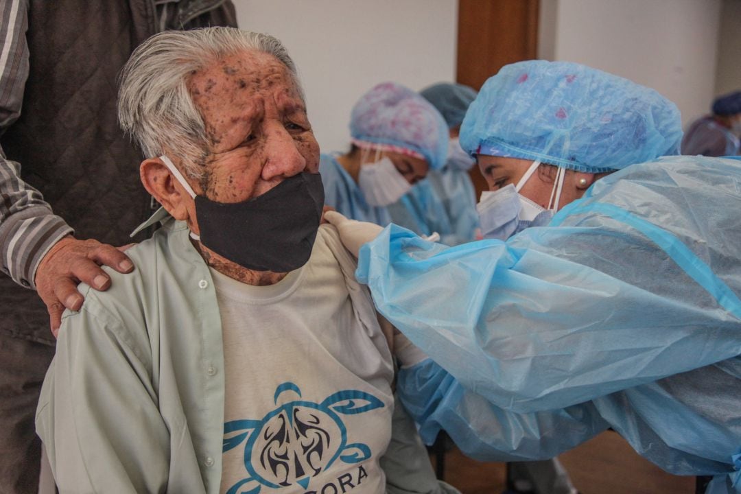 Una enfermera administra la vacuna de Pfizer en Cuenca, Ecuador