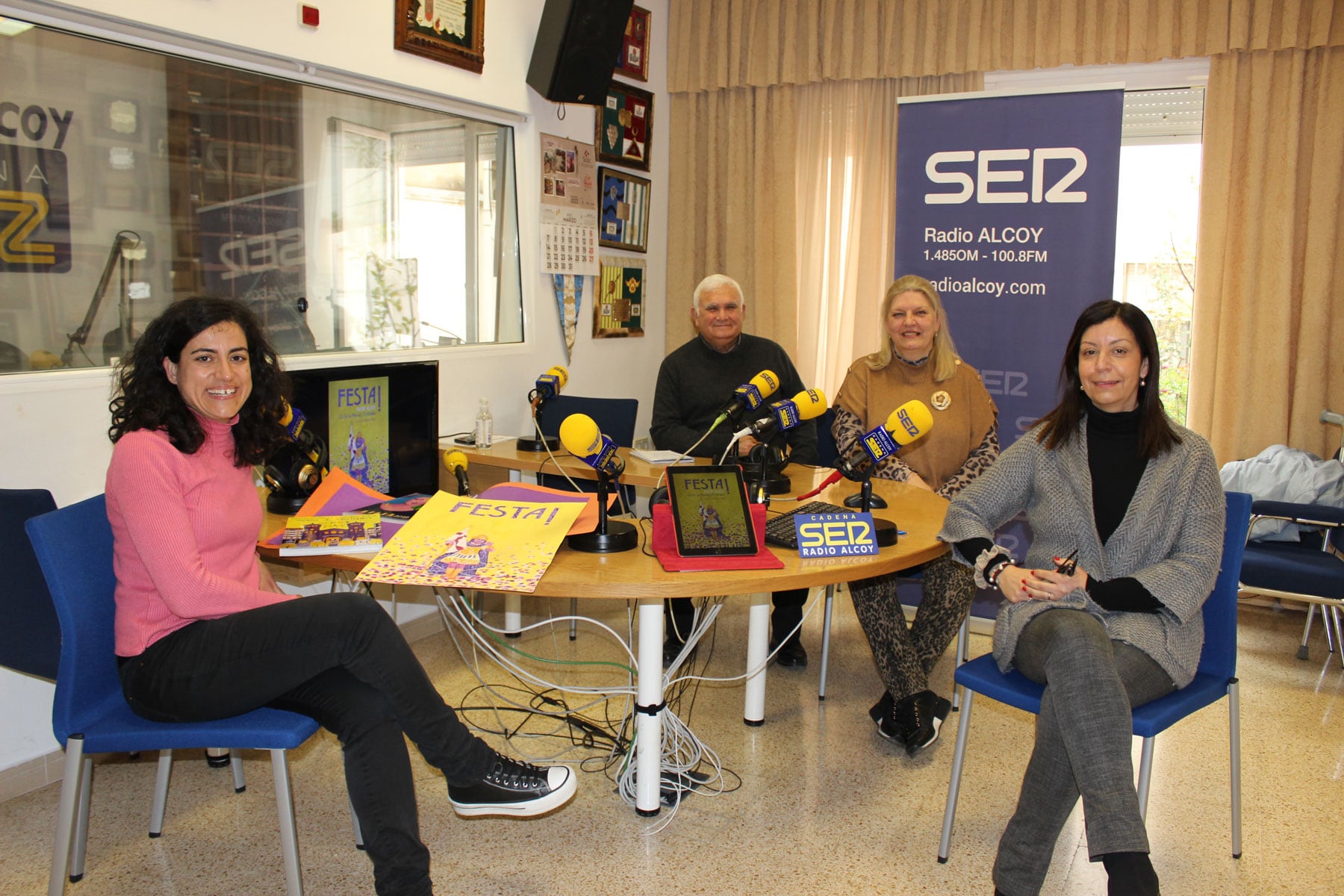 Juan Jordá, director de Radio Alcoy; María Jesús Cantó, hermana de Dori Cantó, la autora de la portada de la guía; Lucía Gadea, jefa de Informativos de Radio Alcoy, y Maribel Vicedo, presentadora de &#039;Hoy por hoy Alcoy&#039; tras el estreno de la cuarta guía de Moros y Cristianos de Radio Alcoy.