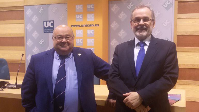 De izquierda a derecha: el rector en funciones de la Universidad de Cantabria, José Carlos Gómez Sal, y el rector electo, Ángel Pazos.
