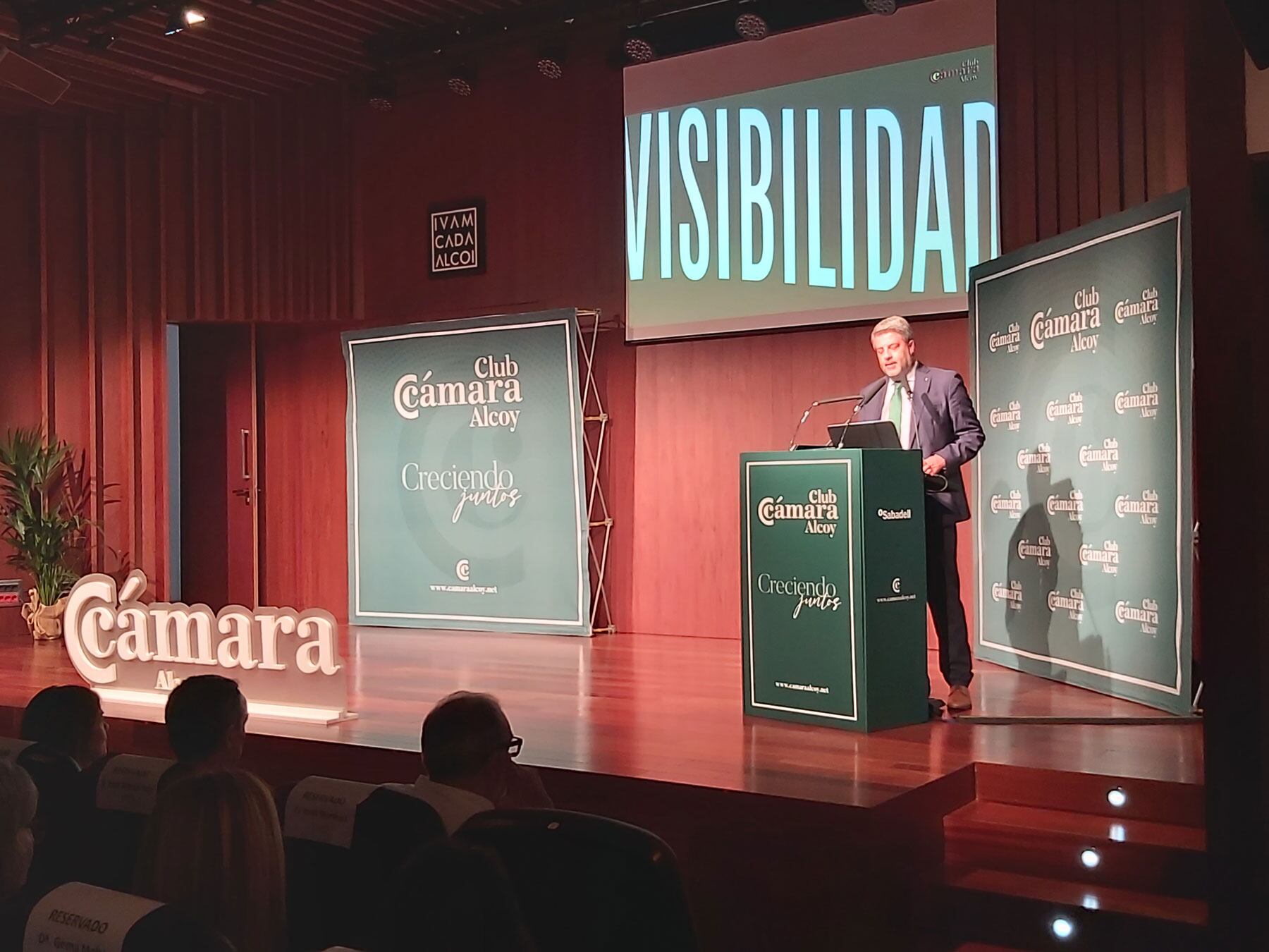 Pablo de Gracía, presidente de la Cámara de Comercio de Alcoy durante la presentación del acto