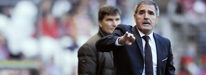 El técnico ordena a sus jugadores unos movimientos tácticos