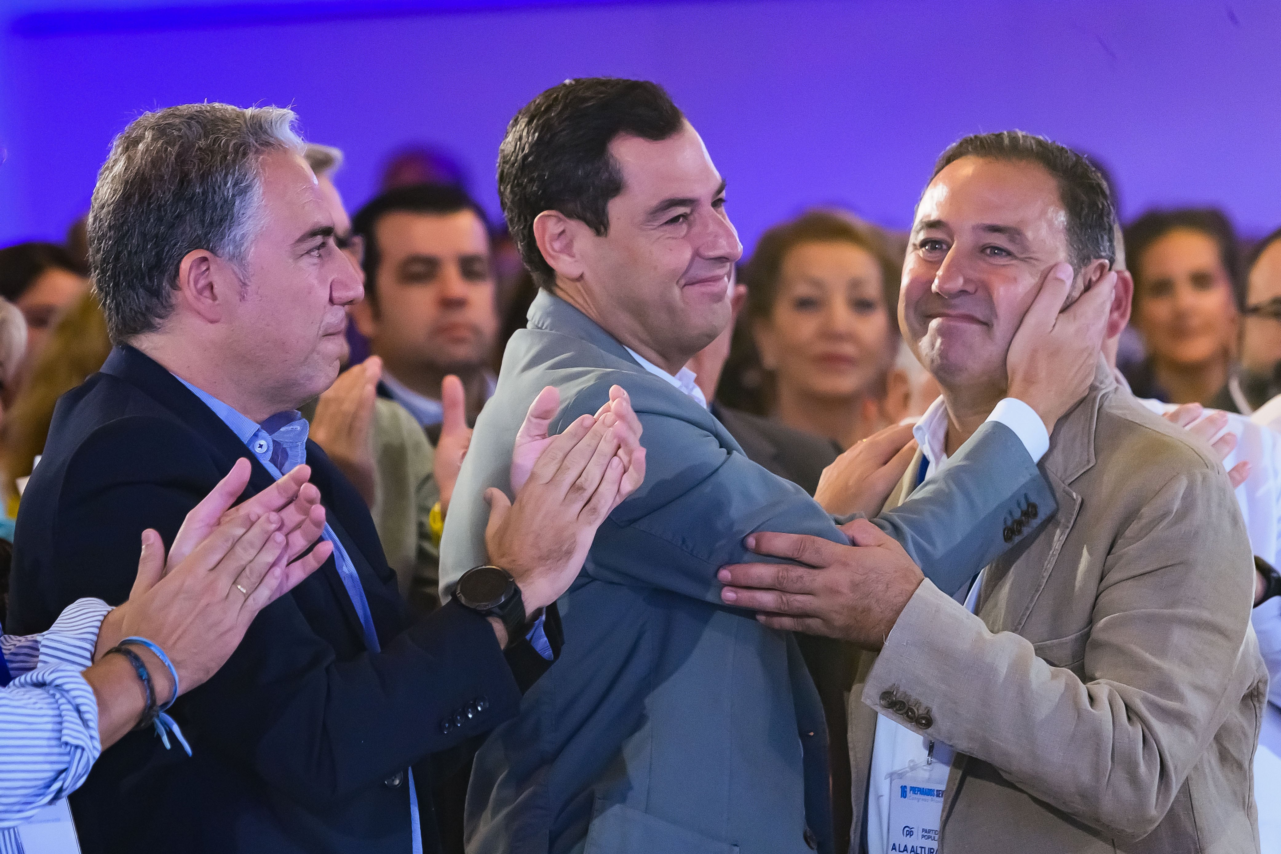 GRAF6280. SEVILLA, 02/10/2022.- El presidente del PP Andaluz, Juanma Moreno, y el coordinador general del Partido Popular, Elías Bendodo (i), saludan al nuevo presidente del PP provincial de Sevilla, Ricardo Sánchez (d), durante la clausura del 16º Congreso Provincial del PP de Sevilla, este domingo. EFE/ Raúl Caro.
