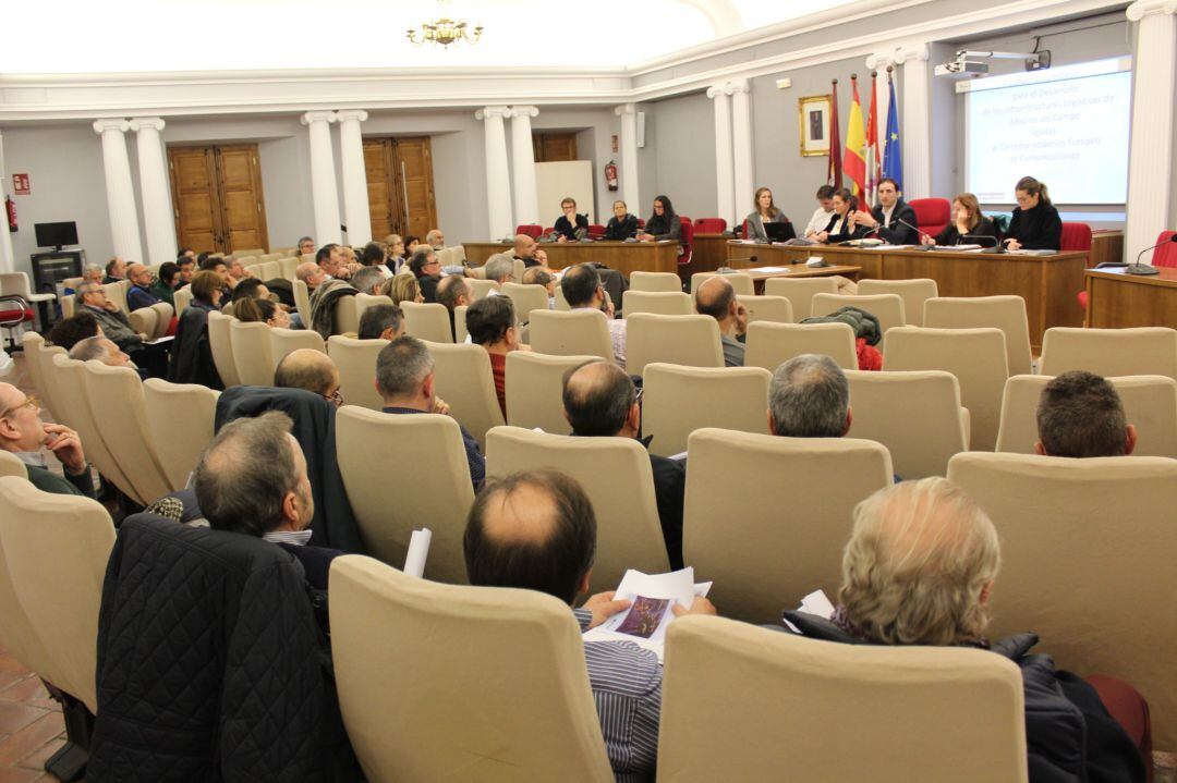 Lleno en el Salón de Plenos para oficializar la Plataforma Logística de Medina del Campo