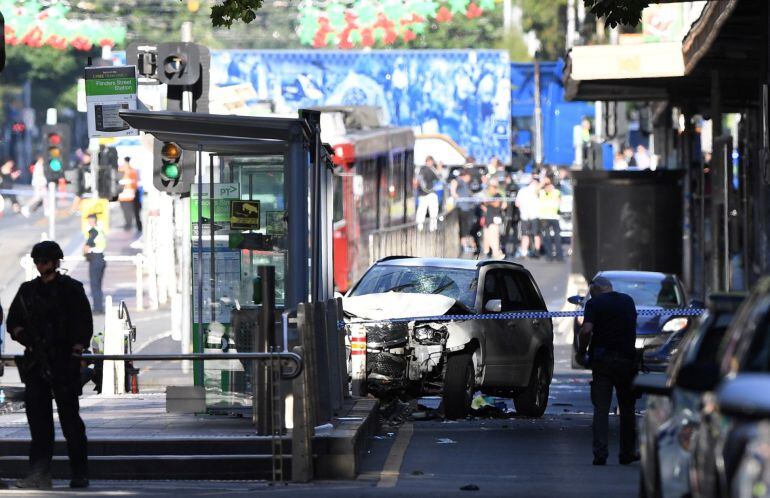 FOTOGALERÍA | En la foto, el vehículo que ha provocado la tragedia se ha acabado estrellando en la calle Flinders de Melbourne