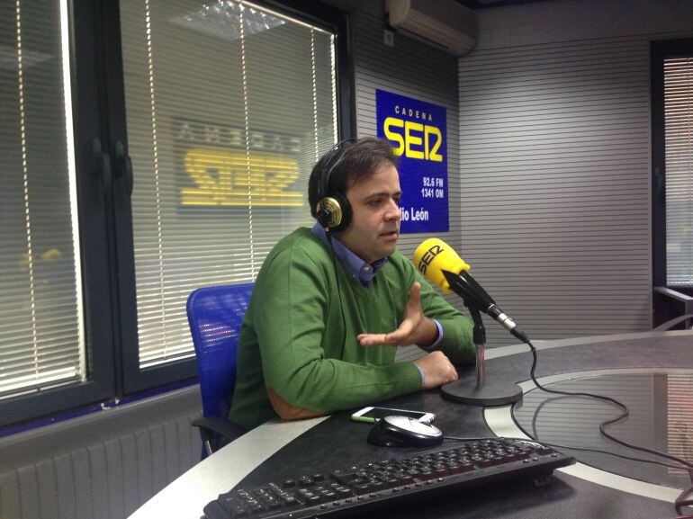 Tino Rodríguez durante una entrevista en los estudios de Radio León