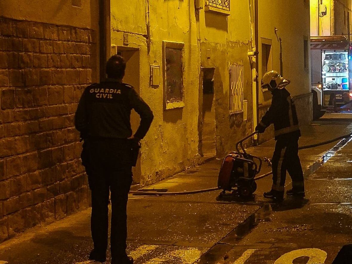 Servicios de emergencia trabajando en el incendio de una vivienda en Lodosa