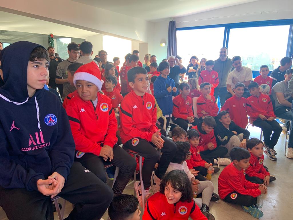 Los jugadores de las categorías inferiores del CD siguiendo el sorteo