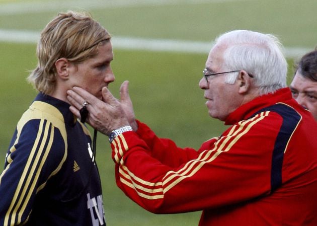 Aragonés, cariñoso con Torres en un entrenamiento de la selección española