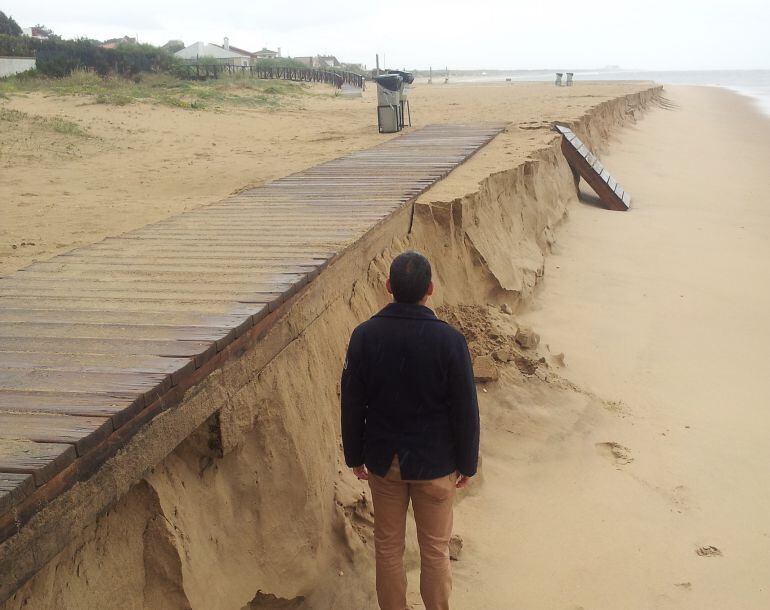 Una de las pasarelas dañadas de la playa de El Portil. 