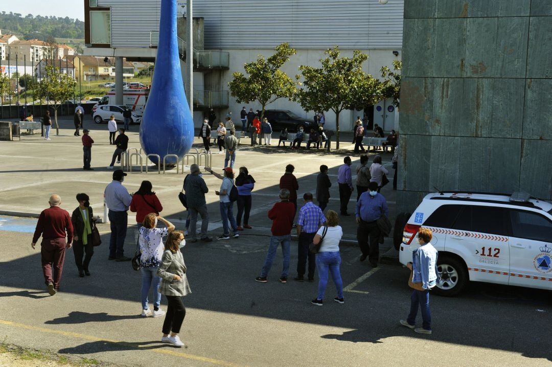 Colas para vacunarse en el recinto ferial de Expourense